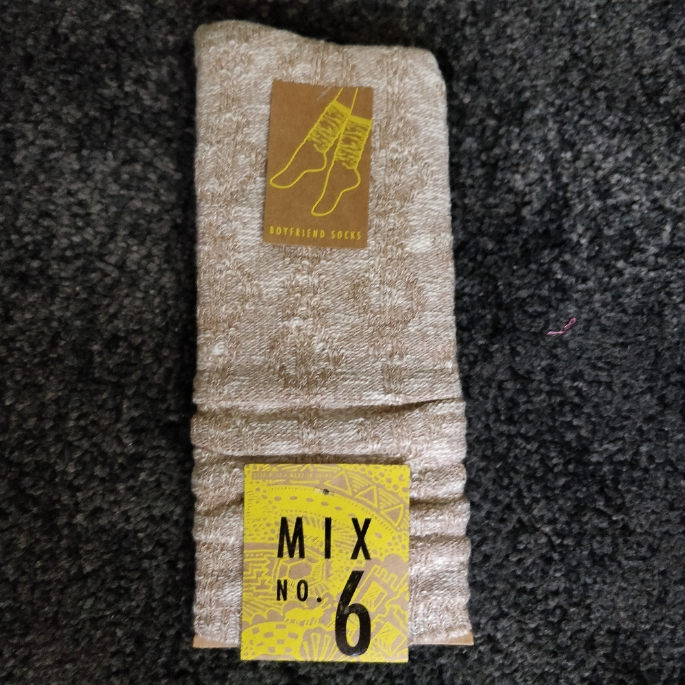 NWT MIX NO. 6 OATMEAL BOYFRIEND SOCKS